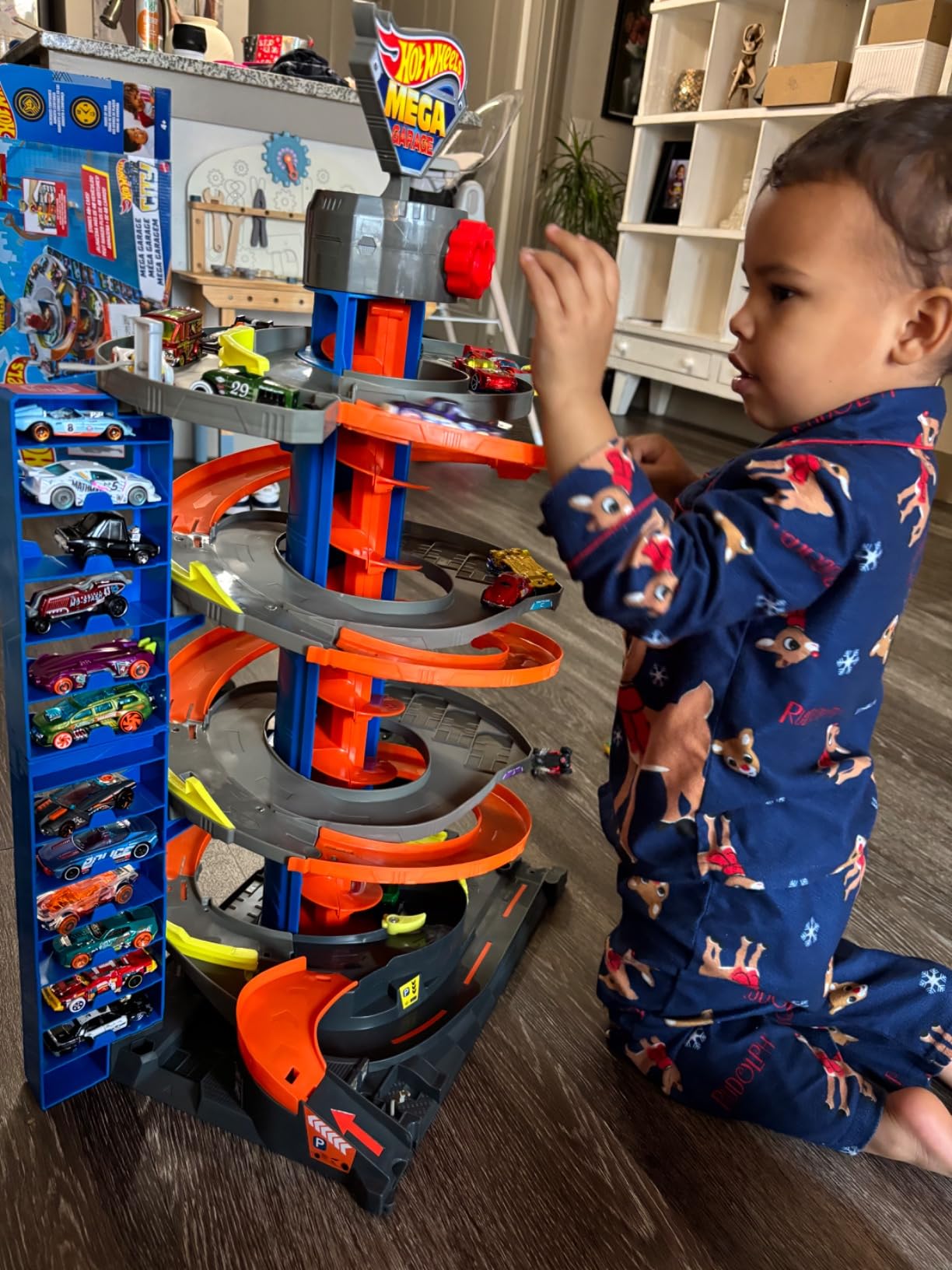 Hot Wheels City Mega Garage Playset with Corkscrew Elevator & Storage for 60+ Cars, Includes 1 Hot Wheels 1:64 Scale Vehicle, Gift for Kids 4 Years Old & Up, HFH03 customer photo 1