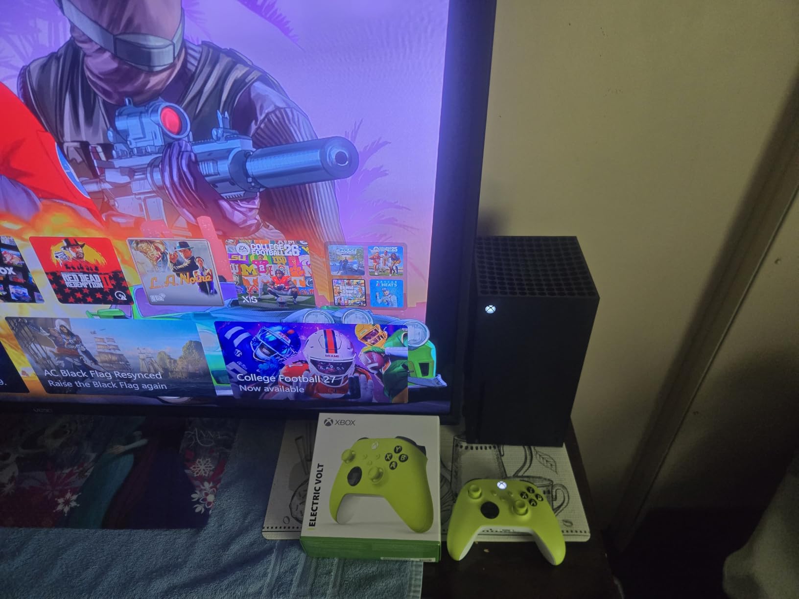 Xbox Wireless Gaming Controller | Electric Volt | Consoles, PCs, TVs, mobile, and more | Textured Grip | Wireless, Bluetooth, USB-C Connectivity customer photo 2