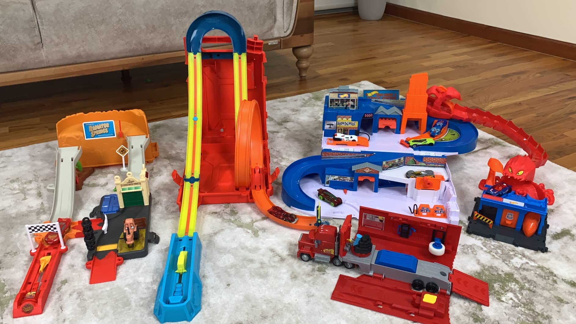 Hot Wheels Track Builder Unlimited Fuel Can Stunt Box Playset & Car customer photo 2