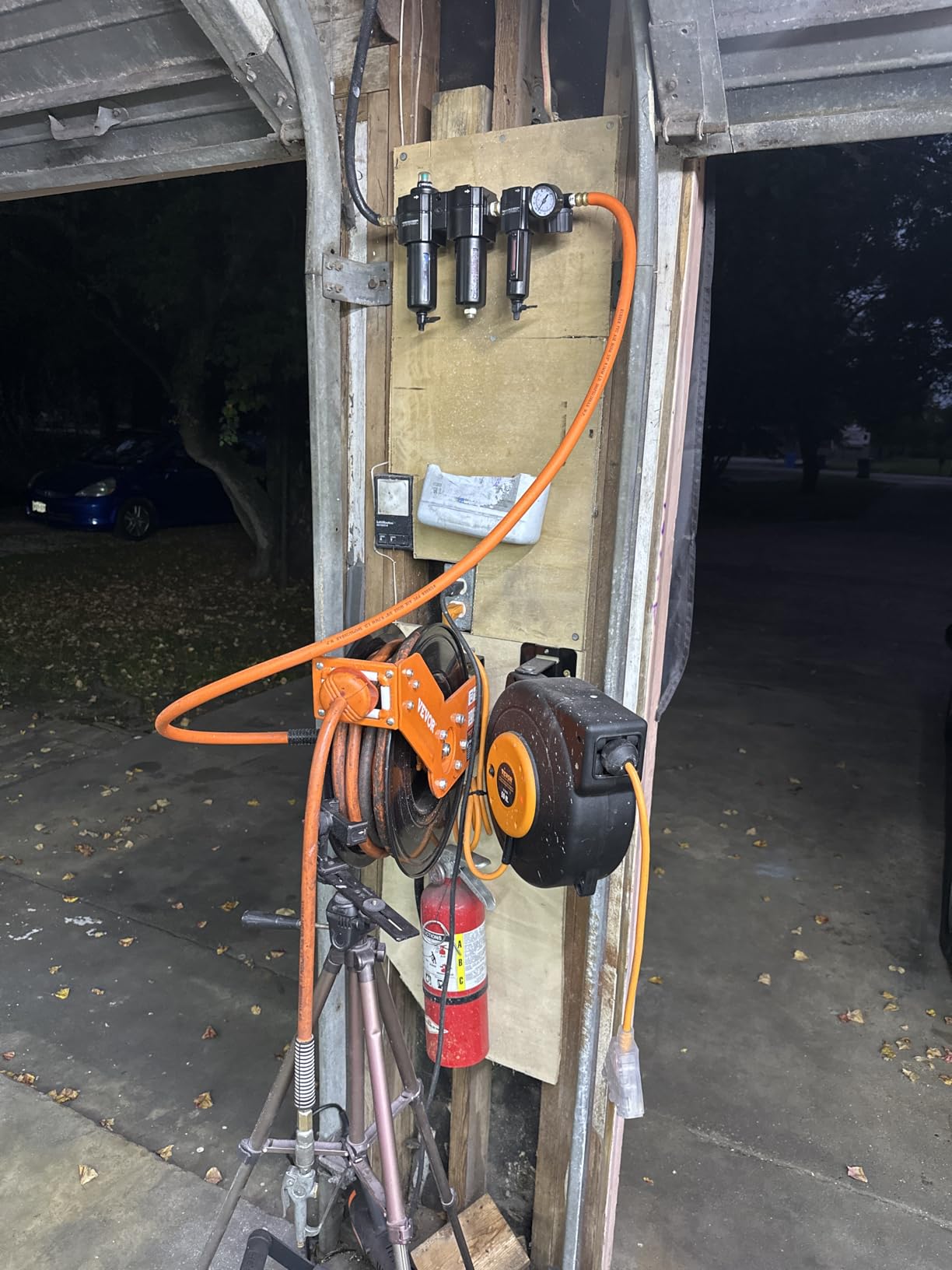 VEVOR Retractable Air Hose Reel 3/8 IN x 50 FT Hybrid Air Hose Max 300PSI customer photo 1