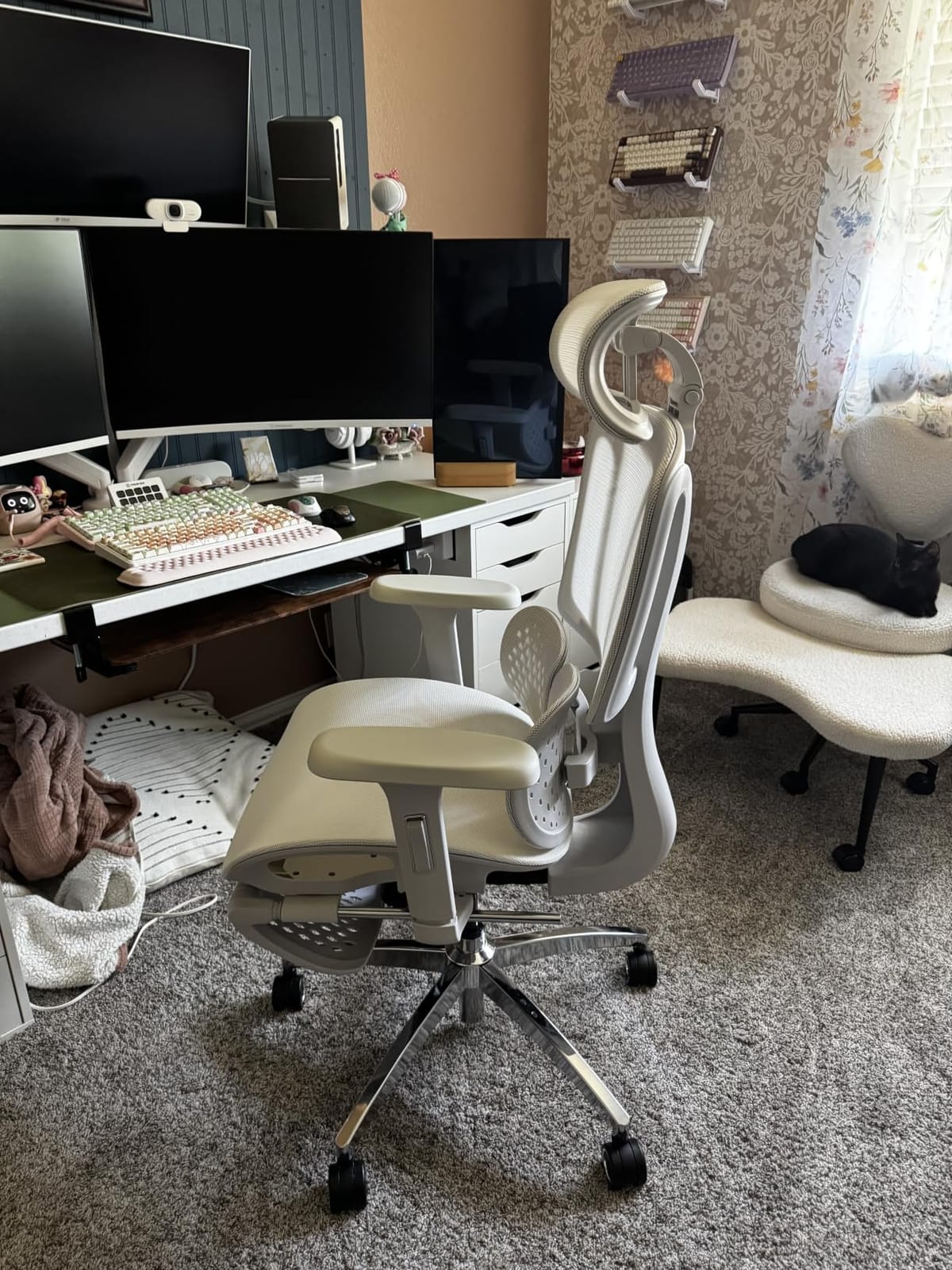 Vonesse Ergonomic Office Chair with Footrest, Desk Chairs with Dynamic Lumbar Support & Adjustable Depth Breathable Mesh Seat, Computer Gaming Chair with Adjustable 3D Headrest and Armrests (White) customer photo 1