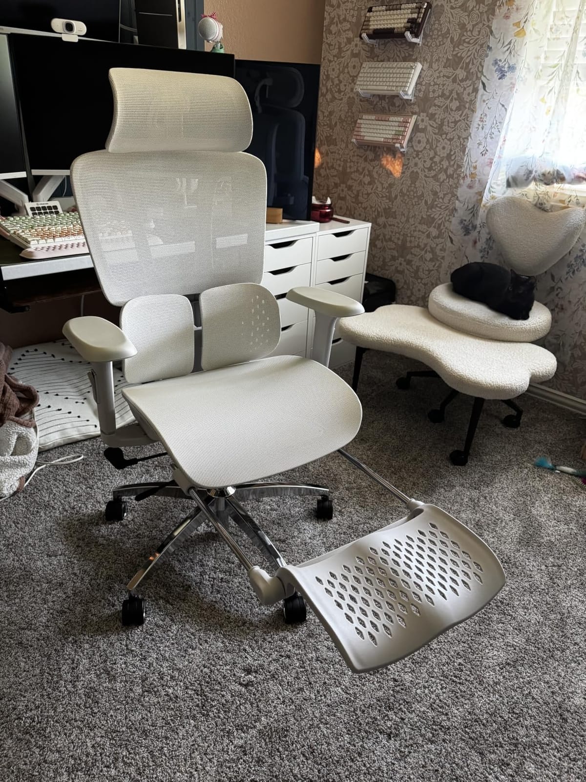 Vonesse Ergonomic Office Chair with Footrest, Desk Chairs with Dynamic Lumbar Support & Adjustable Depth Breathable Mesh Seat, Computer Gaming Chair with Adjustable 3D Headrest and Armrests (White) customer photo 2